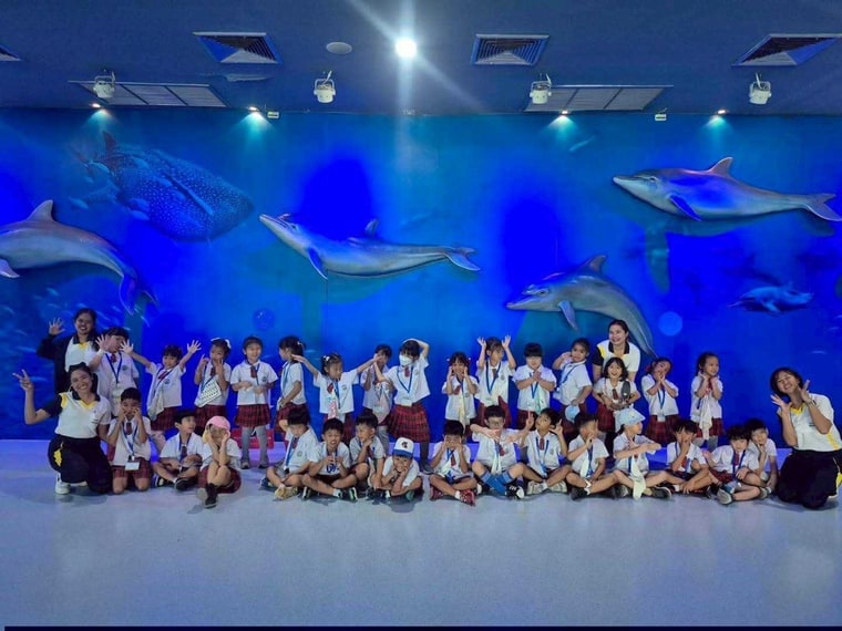 ถ่ายรูปหมู่ที่พิพิธภัณฑ์สัตว์น้ำ