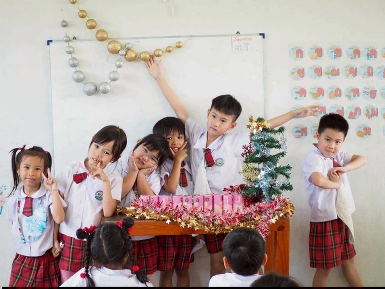 เด็ก ๆ ฉลองเทศกาลคริสต์มาสในห้องเรียน