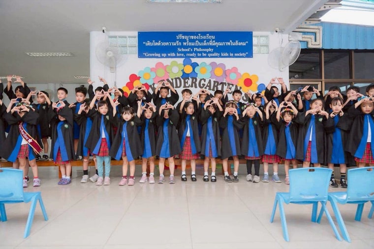 วันจบการศึกษาใต้ป้ายปรัชญาของโรงเรียน