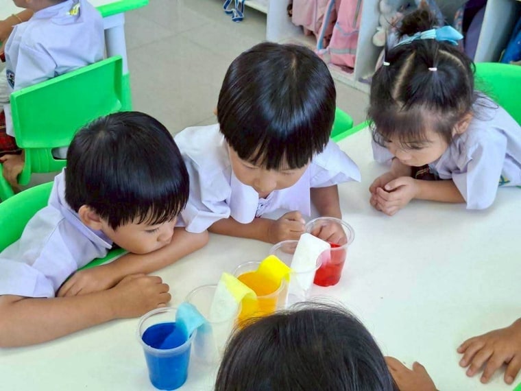 教室での科学実験
