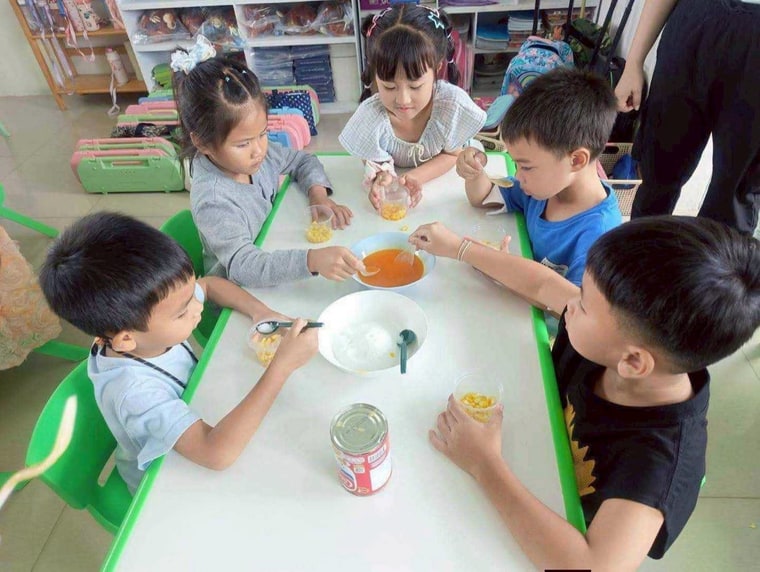 เด็ก ๆ ตักอาหารและรับประทานร่วมกันในห้องเรียน