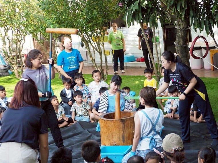 กิจกรรมตำโมจิกับครอบครัวชาวญี่ปุ่นในสวนของโรงเรียน