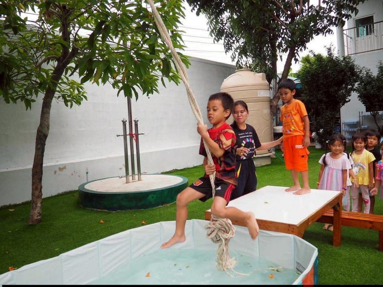 屋外を走り回る子どもたち