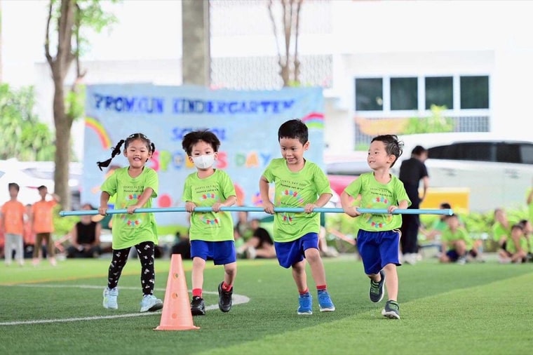 เด็ก ๆ วิ่งแข่งเกมกีฬาสีในวัน Sports Day