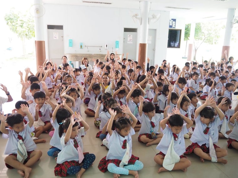 เด็ก ๆ ทั้งโรงเรียนยกมือร่วมกิจกรรมรวมอย่างสนุกสนานในหอประชุม